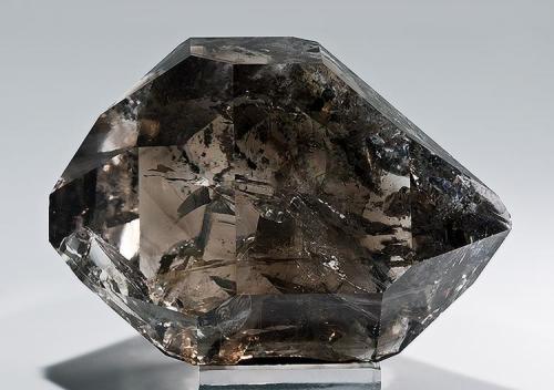 Smoky Quartz var Herkimer Diamond
Ace of Diamonds Mine, Herkimer Co., New York
Specimen size 8 x 5.3 cm. (Author: am mizunaka)