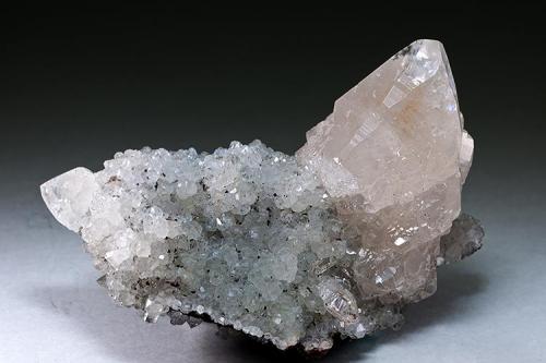 Calcite and Quartz
Roncari quarry, East Granby, Hartford Co., Connecticut
Specimen size 8 x 5.5 x 5 cm. (Author: am mizunaka)