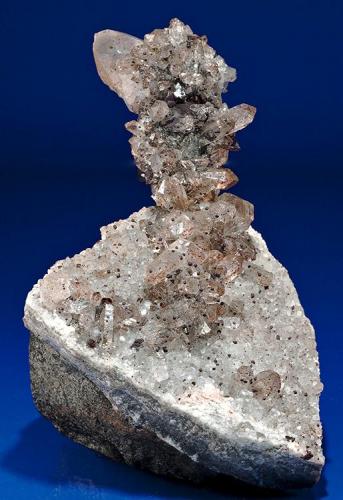 Quartz, Calcite, and Hematite
Roncari quarry East Granby, Hartford Co., Connecticut
Specimen size 14 x 10 x 9 cm. (Author: am mizunaka)