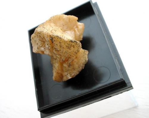 Saddle-shaped dolomite crystal with minor pyrite from Schauinsland near Freiburg, Black Forest. Aggregate heighth: 2,5 cm. (Author: Andreas Gerstenberg)
