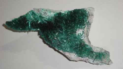 Brochantite, Milpillas Sonora Mexico. This piece boasts its place of origin because of its shape.
Size: 16cm. (Author: javmex2)