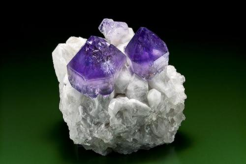 Quartz var. Amethyst
Hopkinton, Washington Co., Rhode Island
Specimen size 7.5 x 8.9 cm. (Author: am mizunaka)