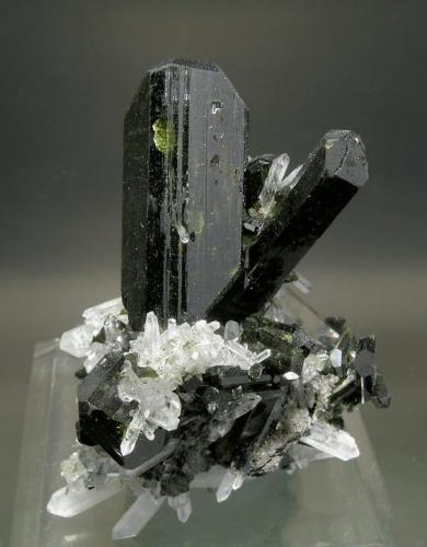 Epidote and Quartz
Green Monster Mountain, Prince of Wales Island, Alaska, USA 
Specimen size: 5.3 × 4.2 × 2.7 cm.
Main crystal size: 2.7 × 1.3 cm.
Photo: Reference Specimens (Author: Jordi Fabre)