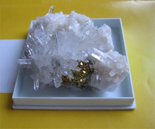 Quartz, Dolomite, Pyrite
Shangbao Mine, Leiyang, Hunan, China. 
Overall size of the specimen: 9 x 7 x 4 cm. (Author: Leon56)