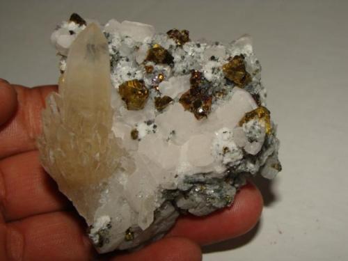Quartz, calcite and chalcopyrite, Naica Chihuahua Mexico. Size: 7cm. (Author: javmex2)