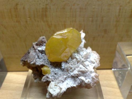Wulfenita pseudomórfica de cerusita?
Touissit, Oujda, Marruecos
5x5 cm. 
Cristal 3 cm. (Autor: E. Llorens)