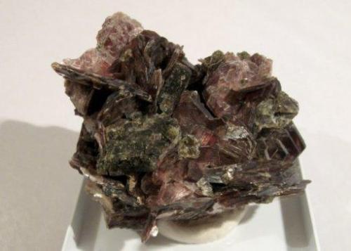 Apatite, muscovite
José Pinto mine, Aldeia district, Conselheiro Pena, Minas Gerais, Brazil
Size. 7cm x 6cm x 8cm (Author: Leon56)