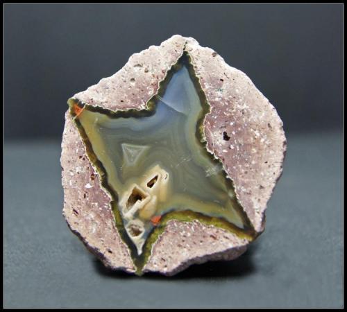 AGATA - Hohenstein - Ernsthal - Sachsen - Alemania - 4cm x 4cm x 2.5cm (Autor: Mijeño)