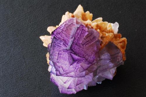 Fluorita y Calcita
Leijei, Yunnan, China
7x7 cm. (Autor: E. Llorens)