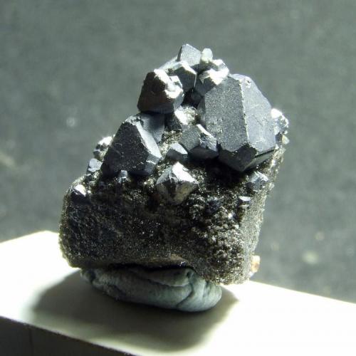 Galena y esfalerita (pequeños cristales sobre la matriz)  
Mina de Reocín, Reocín, Cantabria, España.  
Dim. max. 2,5 cm. cristal dominante de 0,7 cm. 
Comprada en 2010 (Autor: Al mar)