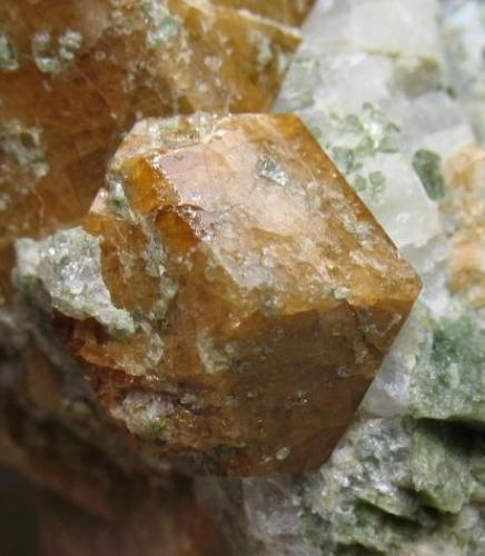Grossular. 
Maine, USA
6 x 5 cm.
Close-up of the previous specimen. Detail of the smaller crystal.
It could be from Casco or Limerick. See: http://www.mineral-forum.com/message-board/viewtopic.php?p=37646#37646 (Author: Antonio Alcaide)