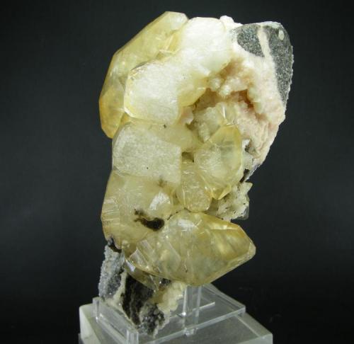 Calcita + Dolomita
Mina La Cuerre - Minas de La Florida - Sierra de Arnero - Valdáliga - Cantabria - España
16 x 12 cm - Cristal principal de 7.2 cm
Escalenoedros - Detalle (Autor: Diego Navarro)