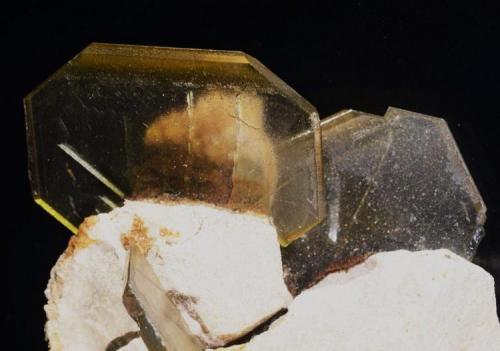 Barita. 
Cerro Waryhuyn, Miraflores Huamalias, Huanuco, Perú. 
8,4 x 6,5 cm. (Autor: Juan L)
