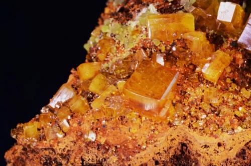 Wulfenita. 
Mina Ojuela, Mapimí, Méjico. 
8,3x4,6 cm. Cristal mayor 0,6 cm. (Autor: Juan L)