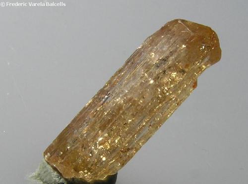 Topacio (variedad topacio imperial).
Ouro Preto, Minas Gerais, Brasil.
1,5 x 0,5 cm. (Autor: Frederic Varela)