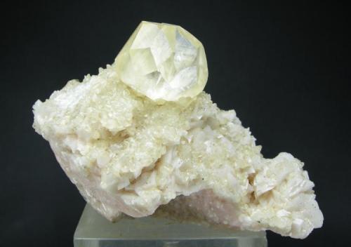 Calcita + Dolomita
Mina La Cuerre - Minas de La Florida - Sierra de Arnero - Valdáliga - Cantabria - España
11.5 x 6.4 cm - Cristal de 3.3 cm (Autor: Diego Navarro)