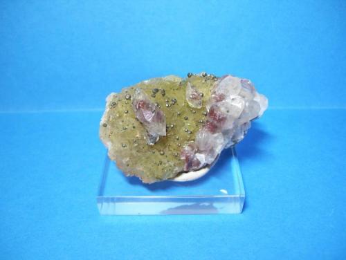 Fluorita con calcita y pirita<br />Mina Moscona, El Llano, Solís, Corvera de Asturias, Comarca Avilés, Principado de Asturias (Asturias), España<br />7 x 4 cm. (El cristal principal de calcita mide 2 cm.)<br /> (Autor: Darío Menéndez)