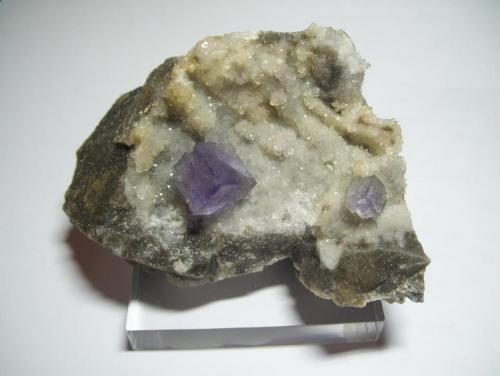 Fluorita<br />Mina La Viesca, zona minera de La Collada, Huergo, Siero, Comarca Oviedo, Principado de Asturias (Asturias), España<br />9 x 6 cm. (El cristal mayor mide 1cm. de arista)<br /> (Autor: Darío Menéndez)