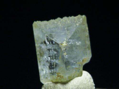 Topacio
Cantera La Osa - Oliva de Mérida - Badajóz
Cristal de 1x0,7 cm.
Otra vista de la pieza anterior (Autor: El Coleccionista)