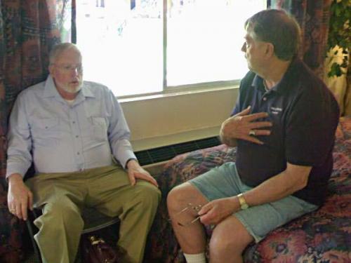 Adjunto una imagen de William Pinch en apacible conversación con John S. White en Tucson 2009 (Autor: Pinch Bill)