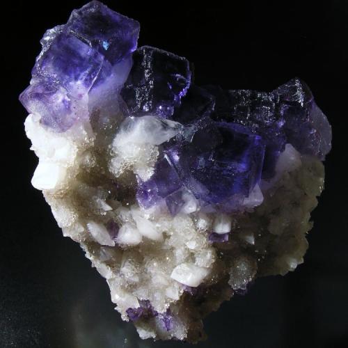 Fluorita.
Coquera de la Calcita, La Viesca, Huergo, La Collada, Siero, Asturias, España.
Tamaño 11,3x12,7x6,5 cm.
Cristales hasta 2,4x2,4 cm. Col. y foto Nacho Gaspar. (Autor: Nacho)