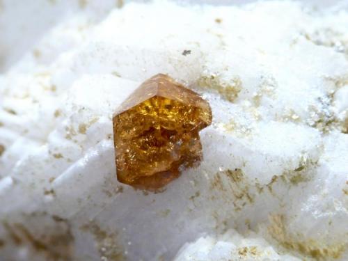 Granate Spessartina (Espesartina)
Trascastillo - Cártama - Málaga
Pieza de 7x5 cm. cristal mayor 0,4 cm.
Detalle de la foto anterior (Autor: El Coleccionista)