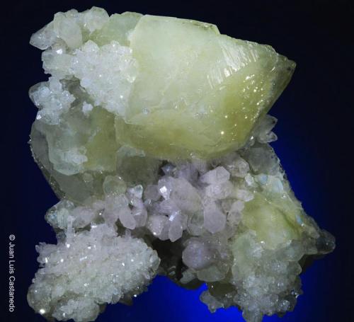 Datolita y cuarzo. Pieza flotante.
Boron Pit. Dalnjegorsk. Primorskij Kraj. Rusia. 
9.3x8 cm. Cristal mayor 4.8 cm. (Autor: Juan L)