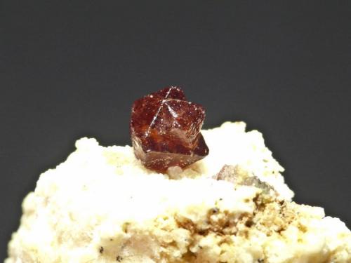 Espinela Roja
Sierra de Mijas - Mijas - Málaga
Pieza de 4,5x3,5 cm. cristal mayor 0,7 cm.
Detalle de la pieza anterior (Autor: El Coleccionista)