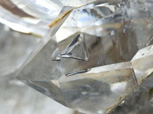 Cuarzo
Berbes - Ribadesella - Asturias
Pieza de 7x6 cm. cristal mayor 3,3 cm.
Detalle de la pieza anterior (Autor: El Coleccionista)