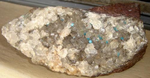 Cuarzo y turquesa
Serra de Itatiaiuçu, Itatiaiuçu, MG, Brasil
11x5x 5 cm
Cristales de cuarzo con turquesa (cerca de 3mm) en esquisto dolomítico. (Autor: Anisio Claudio)