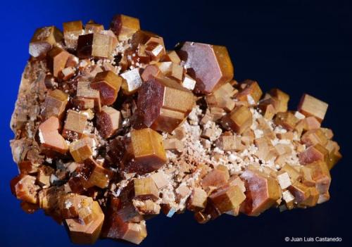 Vanadinita. 
ACF mine area. Mibladen. Midelt. Marruecos. 
8x5 cm. Cristal mayor 1.3 cm. (Autor: Juan L)