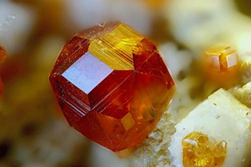 Spessartina (Espesartina)<br />Wushan Spessartine prospects, Tongbei, Yunxiao, Zhangzhou Prefecture, Fujian Province, China<br />Campo de visión: 1 mm<br /> (Autor: Pepe Sánchez)