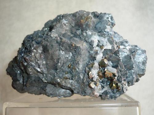 Arsenopirita con piritoedros de Pirita
Mina La Ojuela, Mapimí, Durango, México
82x68x66mm
Muy común en la Ojuela, aunque pasa desapercibida por los vendedores de minerales (Autor: Carlos Medina)