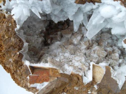 Dolomita recubierta de Calcita y Aragonito<br />Setiles, Comarca Señorío de Molina-Alto Tajo, Guadalajara, Castilla-La Mancha, España<br />20 x 10 cm.<br /> (Autor: javier ruiz martin)