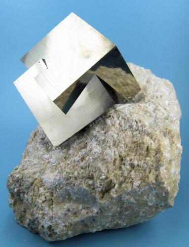 Pirita
Ampliación a Mina Victoria, Sierra de Alcarama, Navajún, La Rioja
83 mm x 68 mm (Autor: Carles Millan)