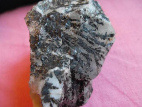 Óxidos de manganeso en Cuarzo<br />Congostrina, Comarca Sierra Norte de Guadalajara, Guadalajara, Castilla-La Mancha, Spain<br />4 x 4 cm.<br /> (Autor: javier ruiz martin)