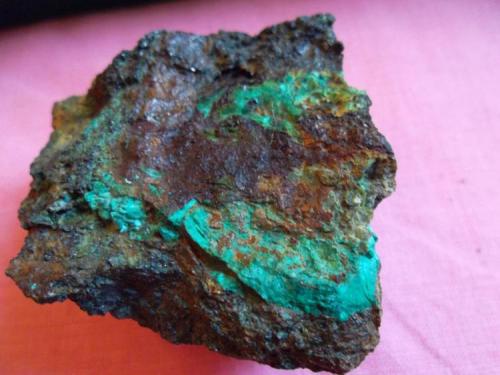 Malaquita en Goethita<br />Congostrina, Comarca Sierra Norte de Guadalajara, Guadalajara, Castilla-La Mancha, Spain<br />6 x 6 cm.<br /> (Autor: javier ruiz martin)