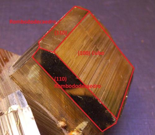 Pirita.
Mina Huanzala, Distrito Huallanca, Provincia Dos de Mayo, Departamento de Huánuco, Perú
Detalle con el esquema cristalográfico. Los cubos tienen las caras estriadas, pero los biseles que representan caras del rombododecaedro (110) son lisos. Sólo aparece biselado el cubo mayor. (Autor: Antonio Alcaide)