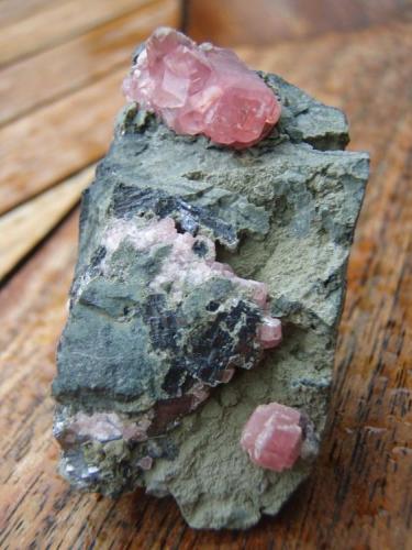 Rhodocrosite, galena
Santa Eulalia District, Municipio de Aquiles Serdán, Chihuahua, Mexico
10 x 5 x 4 cm. for the matrix and 1 x 1 x 0.5 cm. for the cristal of rhodochrosite (Author: Jean louis lebret)