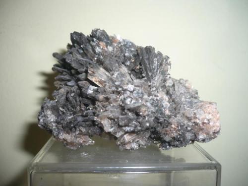 Creedite (blackish for inclusions of Manganese oxides)
Navidad mine, Abasolo, Rodeo, Durango, Mexico
67x82x76mm (Author: Carlos M.)