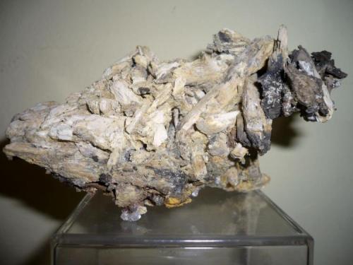Stibiconite (pseudomorph after Stibnite)
Mina San José de Tierras Negras, Catorce, San Luís Potosí, Mexico
110x77x75mm (Author: Carlos M.)