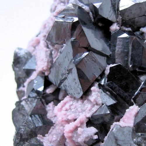 Alabandite, rhodochrosite
Uchucchacua Mine, Oyon, Lima, Peru
60 mm x 59 mm x 46 mm

Close-up view (Author: Carles Millan)