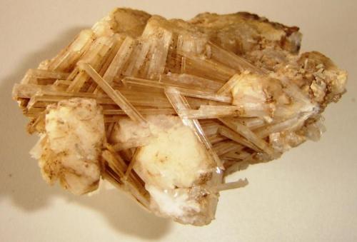 Scolecite and Apophyllite
Municipal quarry, Morro Reuter, Rio Grande do Sul, Brazil
6,5 x 4 x 4 cm. (Author: Anísio Cláudio)