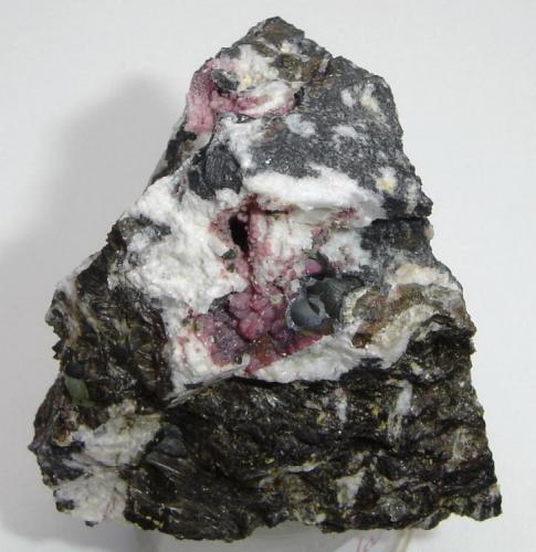 Variscite (red) with Frondelite (brown), Rockbridgeíte (black) and Albite (white)
Pegmatito de Boa Vista, Galiléia, Minas Gerais, Brazil
4,3 x 3,9 x 4 cm. (Author: Anísio Cláudio)