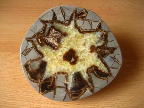 Calcite (septarian nodule)
Muddy Creek, Orderville, Kane Co., Utah, USA
130-140 mm in diameter (Author: Tobi)