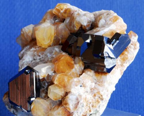 Rutile
Mt. Kapudzyk, Azerbaijan
7x5 cm (Author: Enrique Llorens)