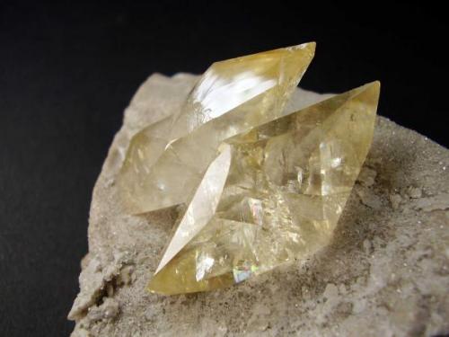 Calcita. Elmwood Mine, Smith Co, Tennessee, Usa. 13x7 cm. cristal de 4´5 cm (Autor: geoalfon)
