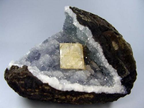 Calcita. Jalgaon, Maharashtra, India. 14x11 cm. Cristal de 3 cm (Autor: geoalfon)