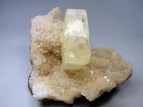 Calcita. Jalgaon, Maharashtra, India. 12x11´5 cm. Cristal de 6 cm (Autor: geoalfon)