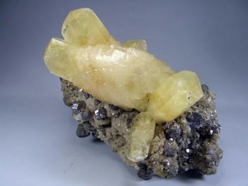 Calcita. Sweetwater Mine. 15´5x11 cm. Cristal de 11 cm (Autor: geoalfon)